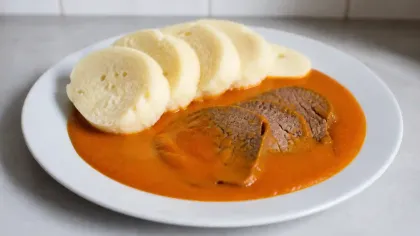 Rajská omáčka s hovězím a knedlíkem