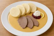 Svíčková na smetaně s houskovým knedlíkem