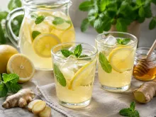 Domácí zázvorová limonáda s mátou a medem
